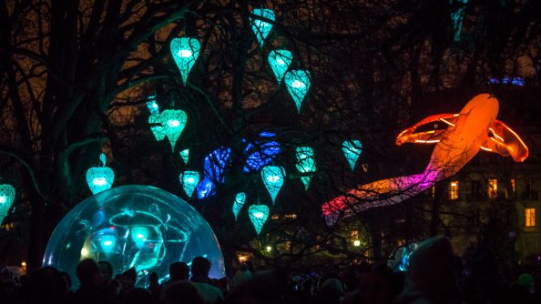 Une atmosphère légère et poétique souffle le long des Berges du Rhône. De chaque côté de la rive, le spectateur assiste à un ballet aérien. Les Luminéoles, oiseaux imaginaires de lumière aux ailes graciles présentés pour la première fois en 2011, dansent à fleur d’eau avec le vent. Leur envol offre un déploiement de couleurs avec le ciel et la ville en toile de fond.